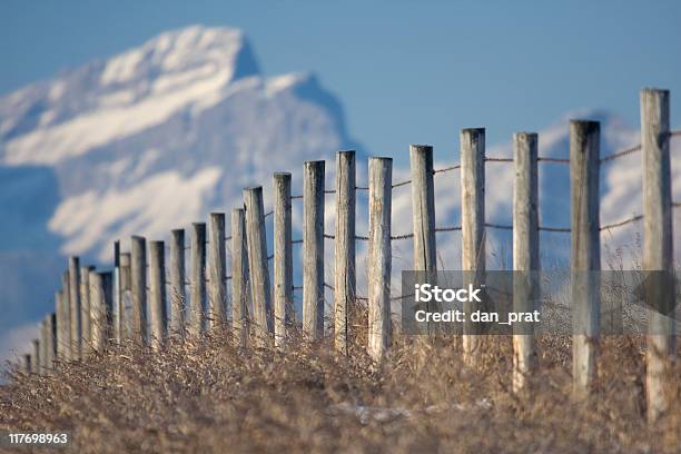 Zaun Zu Den Rocky Mountains Stockfoto und mehr Bilder von Cochrane - Alberta - Cochrane - Alberta, Agrarbetrieb, Anhöhe