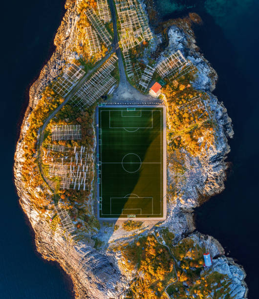campo de fútbol en henningsvaer desde arriba - lofoten henningsvaer norway village fotografías e imágenes de stock