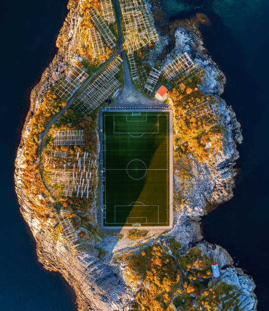 위에서 헤닝스바에 있는 축구장 - lofoten henningsvaer norway village 뉴스 사진 이미지