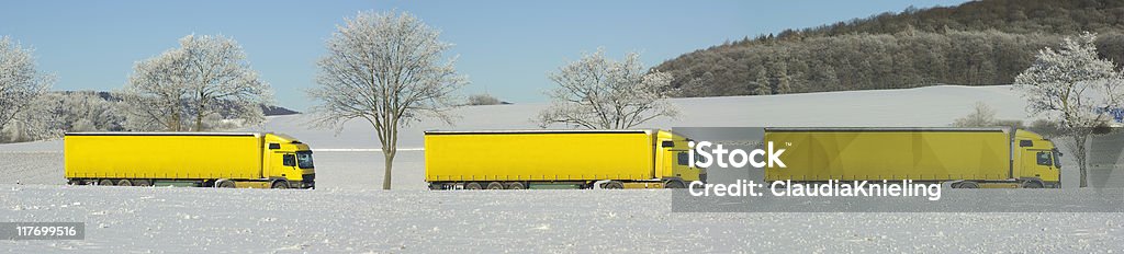 Tre camion giallo sulla strada federale guida (panoramica - Foto stock royalty-free di Camion articolato