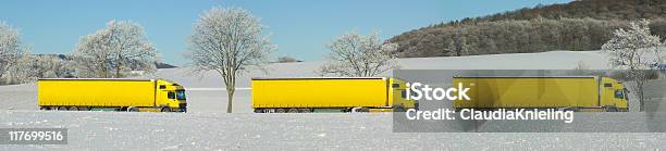 Três Amarelo Camiões Condução Na Estrada Federal Panorâmica - Fotografias de stock e mais imagens de Camião Articulado