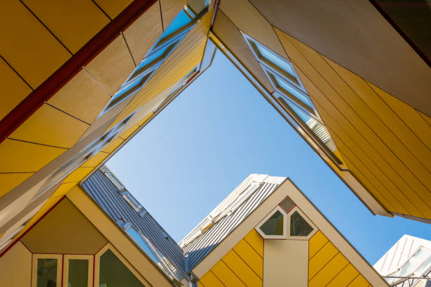 vista de bajo ángulo de las casas cube, arquitectura diseñada por el arquitecto piet blom - blom fotografías e imágenes de stock