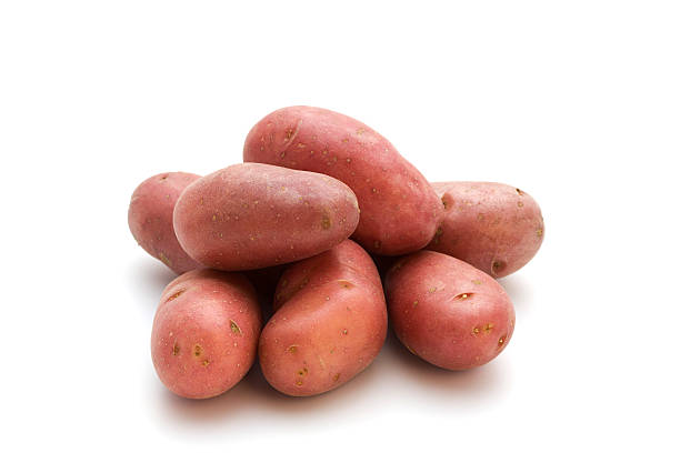 フレンチレッドのポテト - raw potato red potato red nutrient ストックフォトと画像