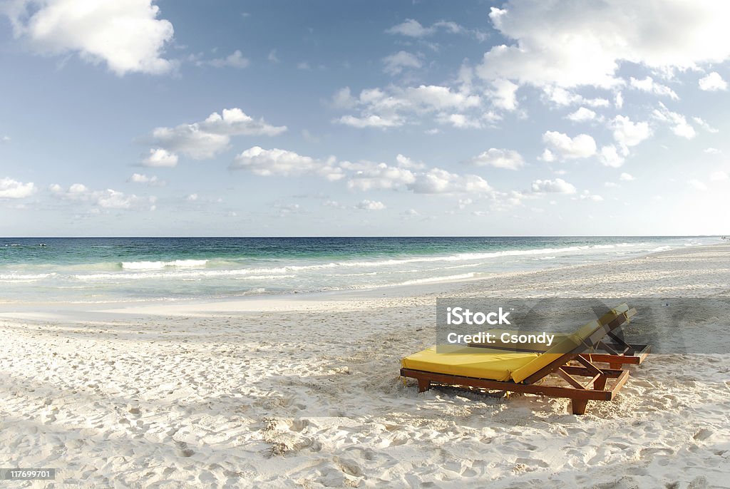 Lusso sulla spiaggia, con sabbia bianca e acque di colore blu - Foto stock royalty-free di Ambientazione tranquilla