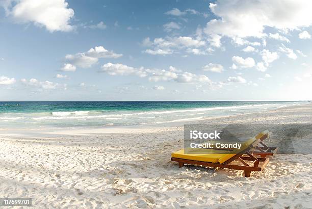 Lusso Sulla Spiaggia Con Sabbia Bianca E Acque Di Colore Blu - Fotografie stock e altre immagini di Ambientazione tranquilla