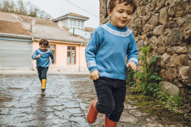 hermanos corriendo en el bosque - toddler child nature friendship fotografías e imágenes de stock