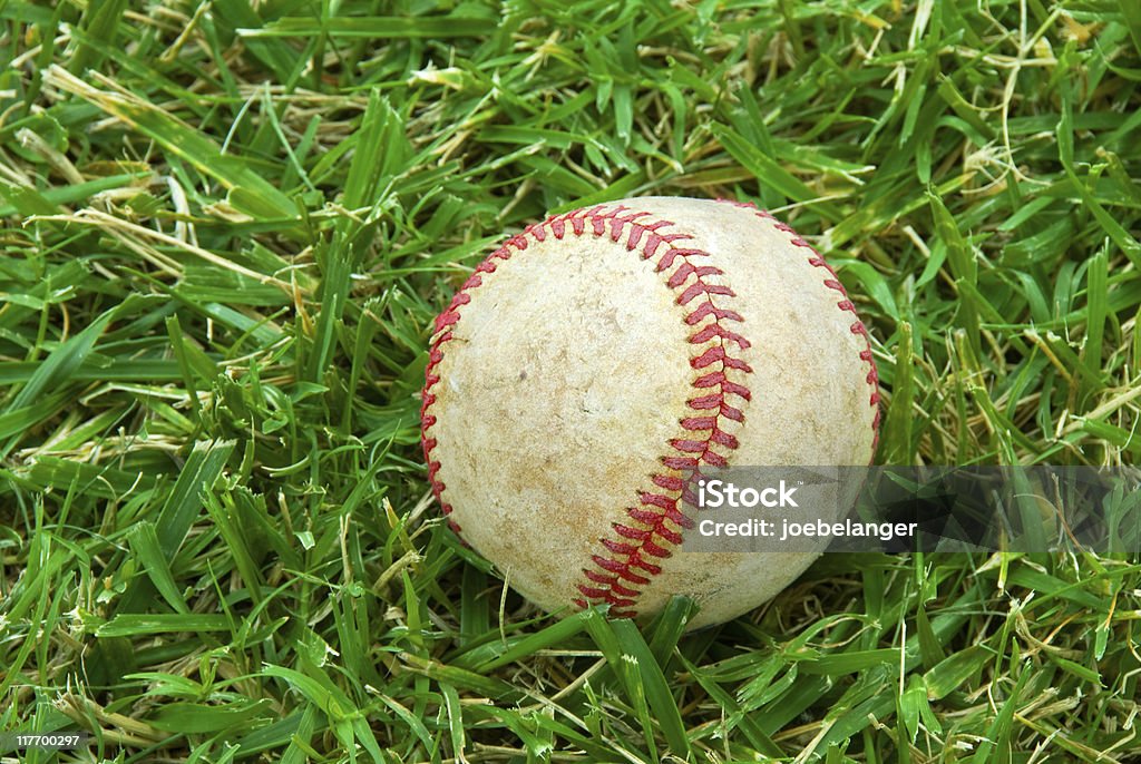 Béisbol on grass field - Foto de stock de Aire libre libre de derechos