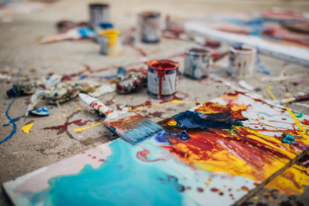 грязное покраска оборудования на асфальте - fine art painting oil paint oil painting paintbrush стоковые фото и изображения