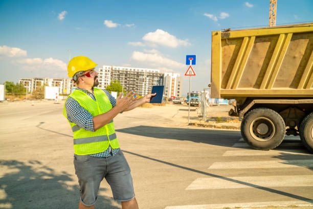 архитектор или инженер-строитель, глядя на маневрирование самосвал - digital tablet construction truck manual worker стоковые фото и изображения