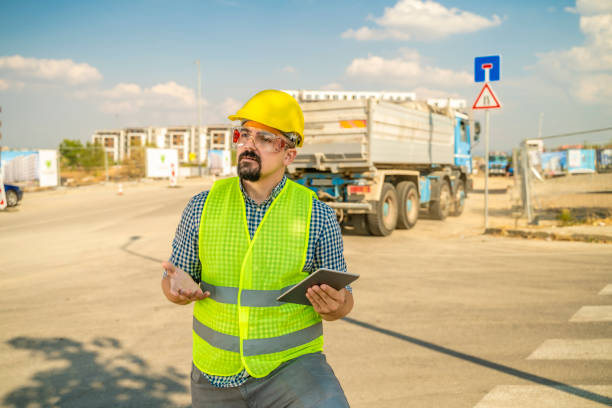 архитектор или инженер-строитель перед самосвалом - digital tablet construction truck manual worker стоковые фото и изображения