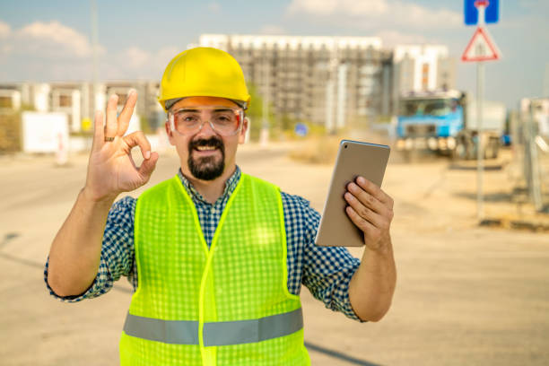 инженер, архитектор или ручной работник показать ok знак - digital tablet construction truck manual worker стоковые фото и изображения