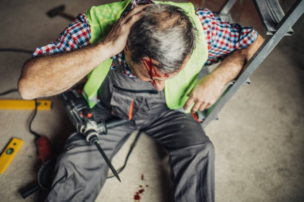 職場での身体的傷害 - falling ladder physical injury accident ストックフォトと画像