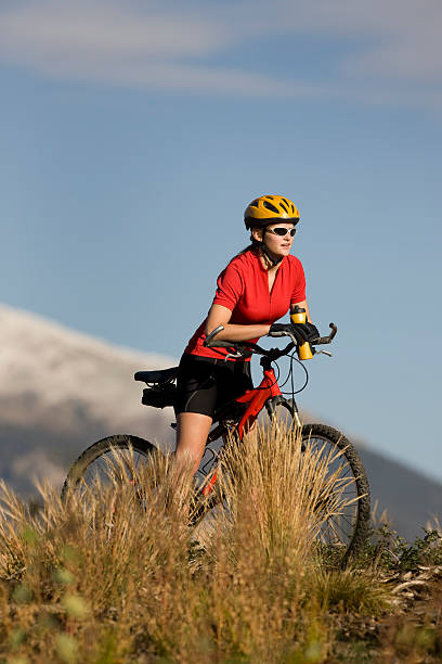 jovem fêmea em repouso durante corrida de bicicleta - mountain biking colorado action cycling imagens e fotografias de stock