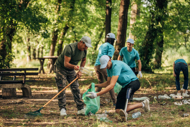 istock Volunteers cleaning nature 1177019035