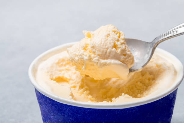スプーンとカップアイスクリーム - アイスクリーム ストックフォトと画像