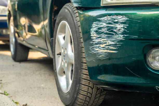 coche verde rayado con pintura dañada en accidente de choque - dented car crash accident fotografías e imágenes de stock