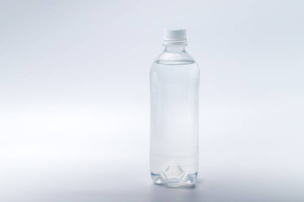 ペットボトルの水 - water bottle 写真 ストックフォトと画像