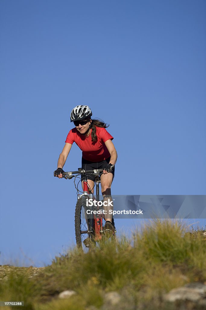 Mujer joven ciclismo de montaña - Foto de stock de 20 a 29 años libre de derechos