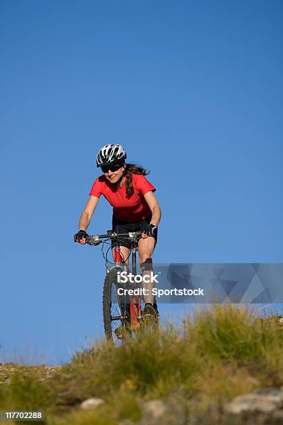 Mujer Joven Ciclismo De Montaña Foto de stock y más banco de imágenes de 20 a 29 años - 20 a 29 años, Accesorio de cabeza, Actividades recreativas