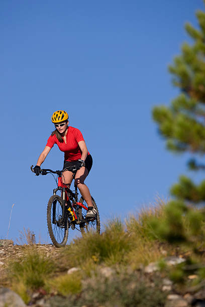 jeune adulte équitation de vélo - mountain biking colorado action cycling photos et images de collection