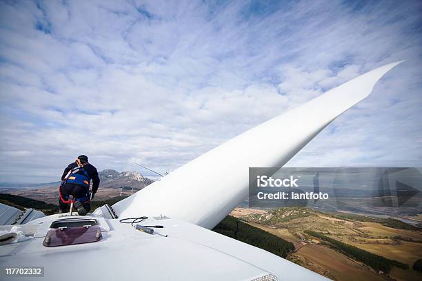 Arbeiten Bei Wind Turbine Stockfoto und mehr Bilder von Windkraftanlage - Windkraftanlage, Ingenieur, Berufliche Beschäftigung