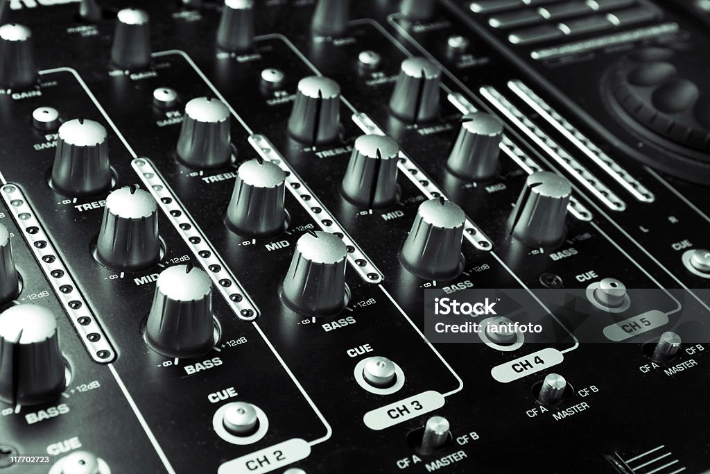 Przyciski sprzęt w studio nagrań audio - Zbiór zdjęć royalty-free (Radio)