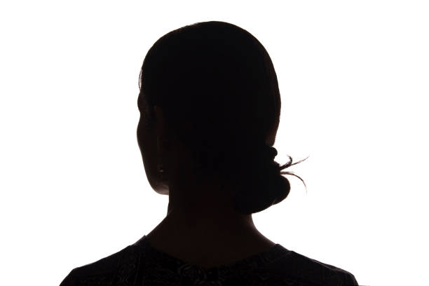 silhouette eines jungen mädchens von hinten - isoliert, noname - innenraum gegenlicht teenager dunkel rücken stock-fotos und bilder