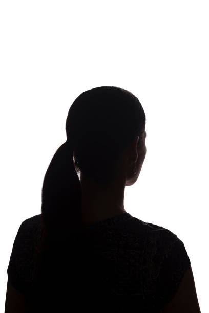 silhouette eines jungen mädchens von hinten - isoliert, noname - innenraum gegenlicht teenager dunkel rücken stock-fotos und bilder