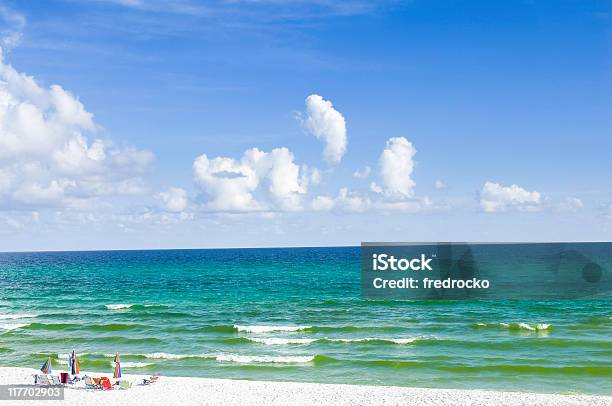 Spiaggia - Fotografie stock e altre immagini di Ambientazione esterna - Ambientazione esterna, Composizione orizzontale, Costa - Caratteristica costiera