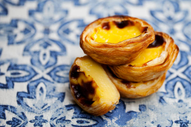 eierkuchen, traditionelles portugiesisches dessert, pastell de nata. blauer hintergrund. zusammenrücken. - close up cookie gourmet food stock-fotos und bilder