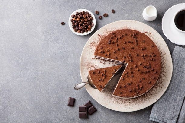 tiramisu kuchen mit schokoladendekoration auf einem teller. grauer stein hintergrund. ansicht von oben. kopieren sie den speicherplatz. - cake stock-fotos und bilder