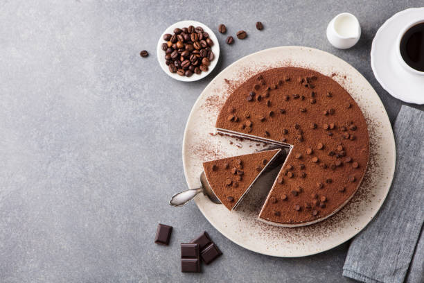 お皿にチョコレートのデコレーションを施したティラミスケーキ。灰色の石の背景。トップビュー。スペースをコピーします。 - ケーキ ストックフォトと画像