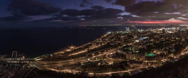 vue de nuit à la lumière des lanternes du mont carmel au centre-ville et au port de haïfa situé sur les rives de la mer méditerranée - carmel bay photos et images de collection