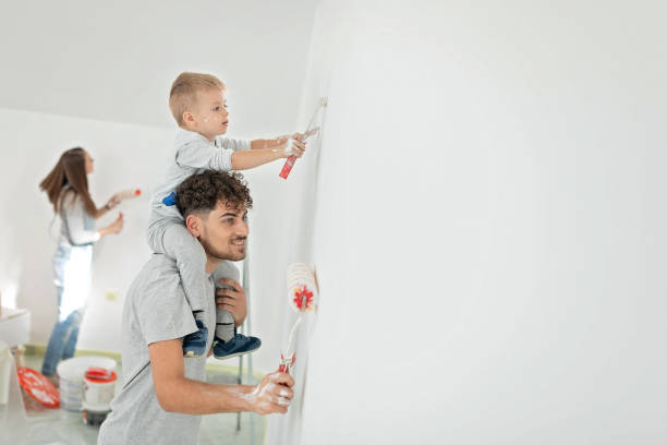 istock Family painting walls 1177041302
