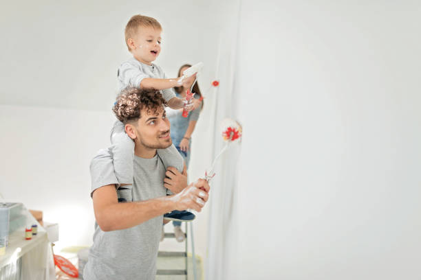 istock Family painting walls 1177042629
