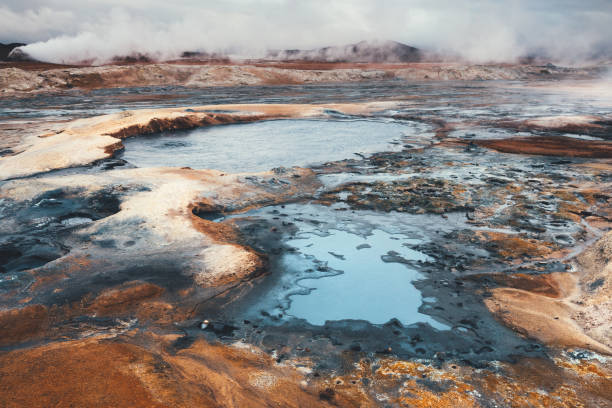 геотермальная зона хверир в исландии - sulphur landscape fumarole heat стоковые фото и изображения