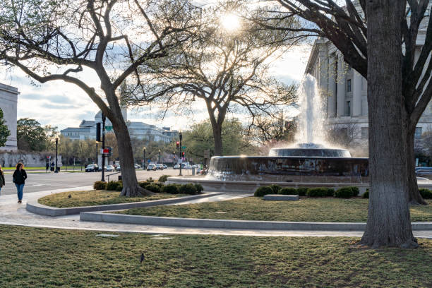 andrew w. mellon memorial fountain und constitution ave view während des national cherry blossom festival in washington, dc, usa. - us national gallery of art washington dc fountain architecture stock-fotos und bilder