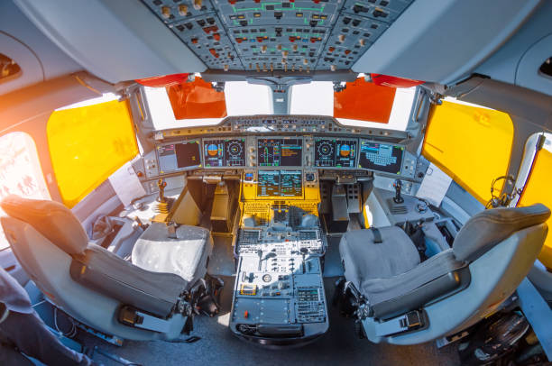 cockpit dans l'avion, vue large du panneau de commande et sièges de pilote. - cockpit airplane aerospace industry control photos et images de collection