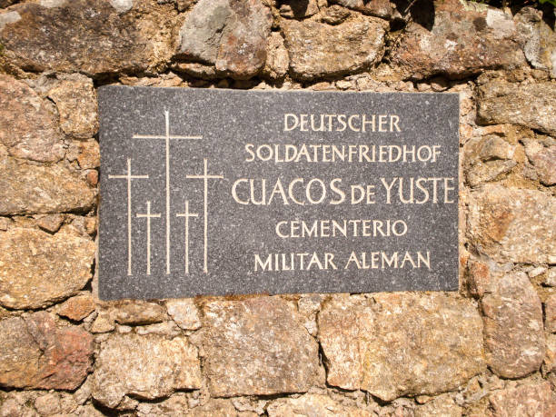 entrance plate to the german military cemetery in cuacos de yuste. - la vera caceres fotografías e imágenes de stock