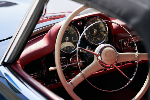 interior retro do carro do vintage, close-up. roda de direcção velha do automóvel - gauge radio meter retro revival - fotografias e filmes do acervo