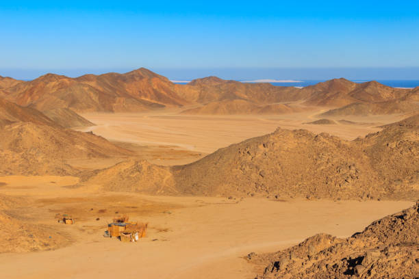 vista do deserto árabe e da escala de montanha montes do mar vermelho em egipto - beautiful horizontal arabia hurghada - fotografias e filmes do acervo