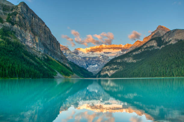 impresionantemente hermoso paisaje del lago louis en el parque nacional banff, alberta, canadá - landscape canada mountain rock fotografías e imágenes de stock