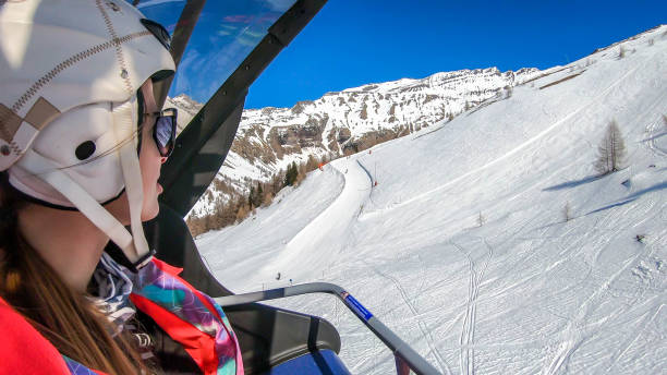 heiligenblut - 눈 덮인 슬로프를 리프트를 복용 스노우 보더 소녀 - ski resort winter sport apres ski ski slope 뉴스 사진 이미지