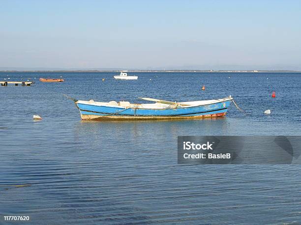 Photo libre de droit de Bateau De Pêche Dans La Sardaigne banque d'images et plus d'images libres de droit de Bateau de plaisance - Bateau de plaisance, Bateau de pêche, Bateau à rames