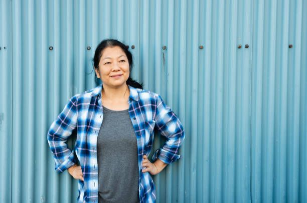 verticale d'une femme canadienne mûre d'origine chinoise - lumberjack shirt photos et images de collection