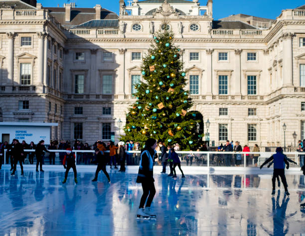 patineurs de glace à somerset house à londres - somerset house photos et images de collection