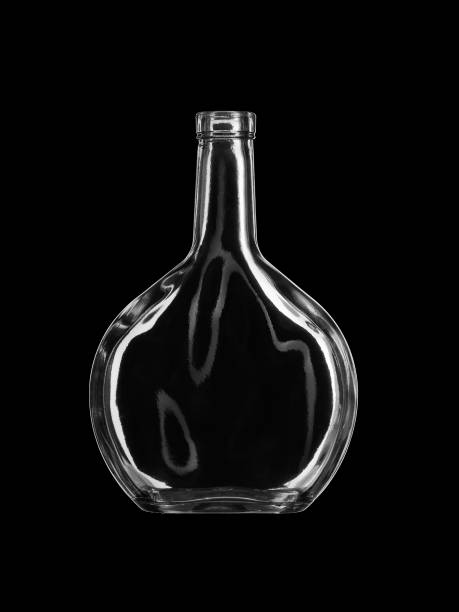 aprire la bottiglia vuota per brandy o cognac. isolato su sfondo nero - still shot foto e immagini stock