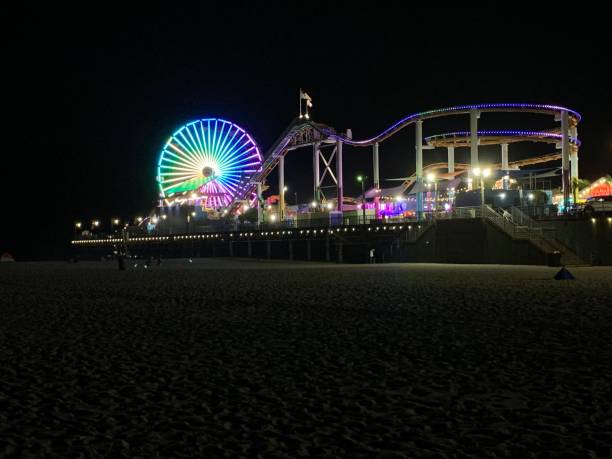 santa monica pier at night - santa monica pier santa monica beach night amusement park imagens e fotografias de stock