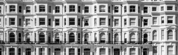 ряд одинаковых домов regency террасы, брайтон, великобритания, черно-белая фотография - regency style row house street house стоковые фото и изображения