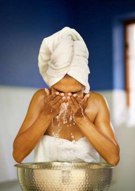 limpiar su piel con agua - human face water washing women fotografías e imágenes de stock